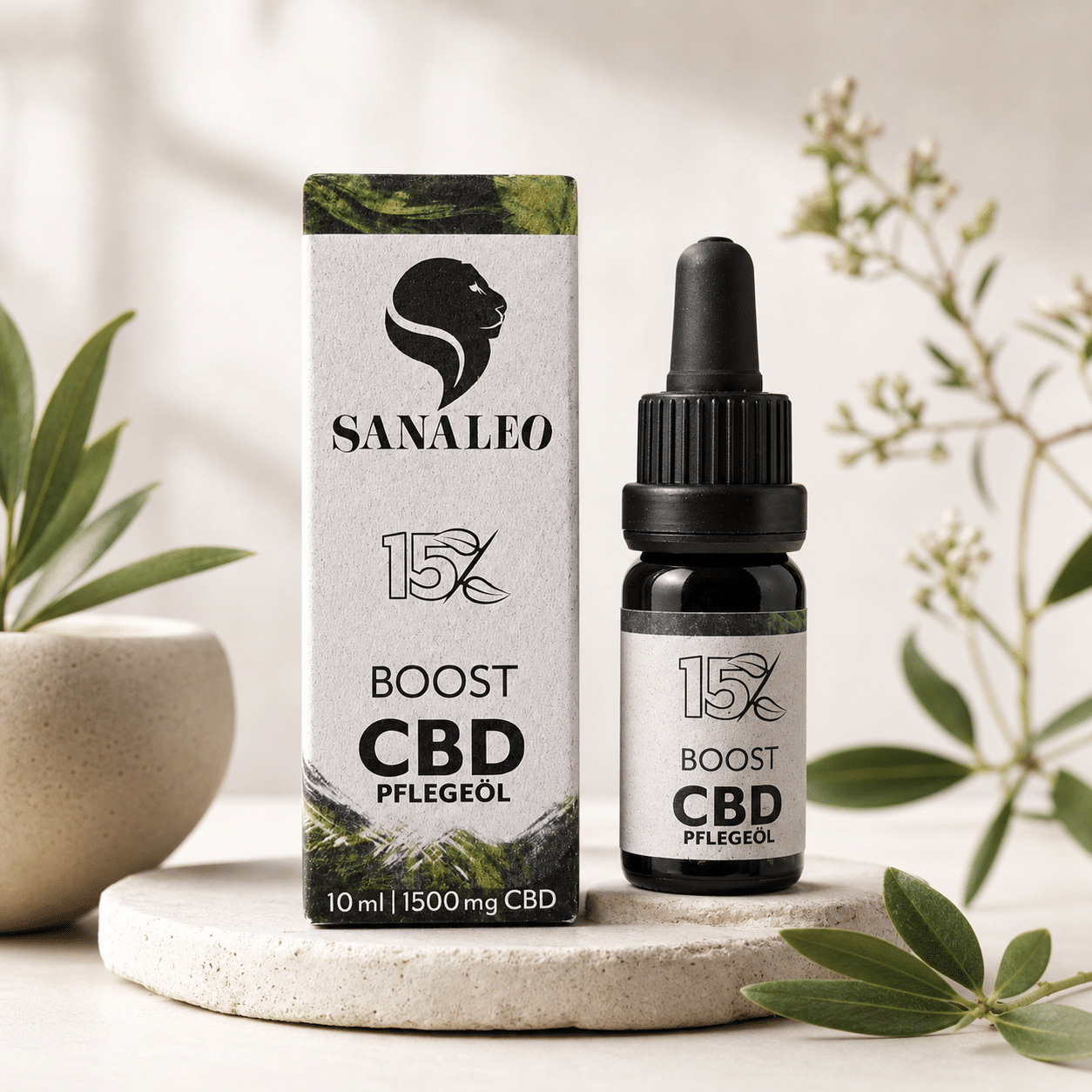 Sanaleo 15% Boost CBD Pflegeöl 1500 mg mit Flasche und Verpackung auf hellem Hintergrund