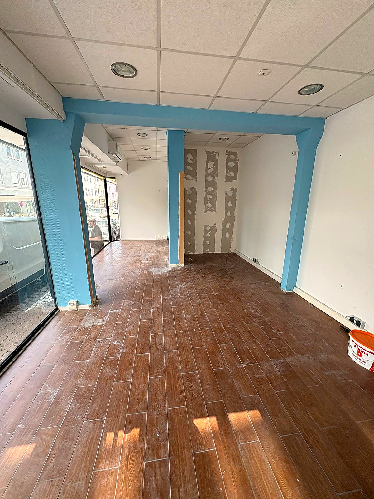 Umbau des neuen Green Ocean CBD Automatenstores in Pirmasens: Ladenfläche mit Holzboden