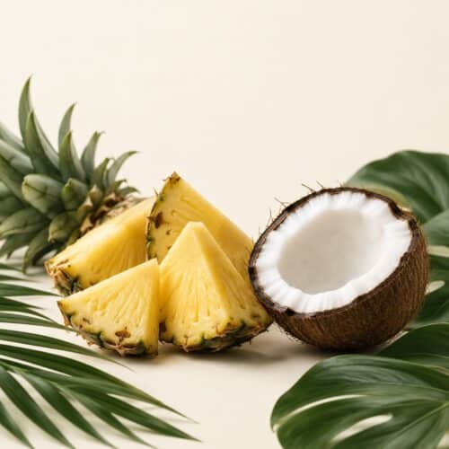 Ananas und Kokosnuss auf cremefarbenem Hintergrund